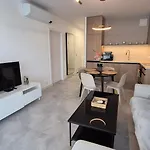 Towarowa Clock Apartment, Free Parking, Air-conditioning, Self Check-in 24h * Poznan