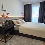 Towarowa Clock Apartment, Free Parking, Air-conditioning, Self Check-in 24h