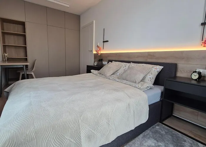 Towarowa Clock Apartment, Free Parking, Air-conditioning, Self Check-in 24h Apartment *