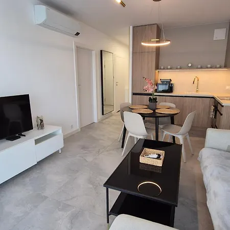 Towarowa Clock Apartment, Free Parking, Air-conditioning, Self Check-in 24h * Познань
