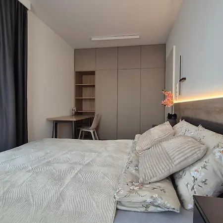 Towarowa Clock Apartment, Free Parking, Air-conditioning, Self Check-in 24h