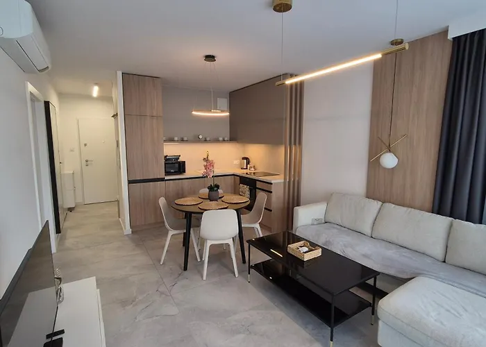 Towarowa Clock Apartment, Free Parking, Air-conditioning, Self Check-in 24h شقة *